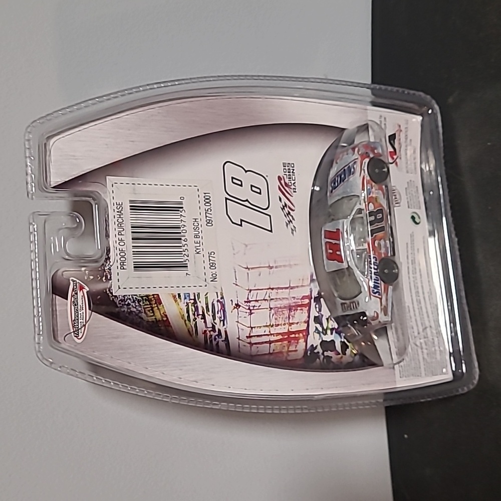 Kyle Busch #18 Nascar Race Car & Pit Cap Magnet Snickers Car - Picture 5 of 6